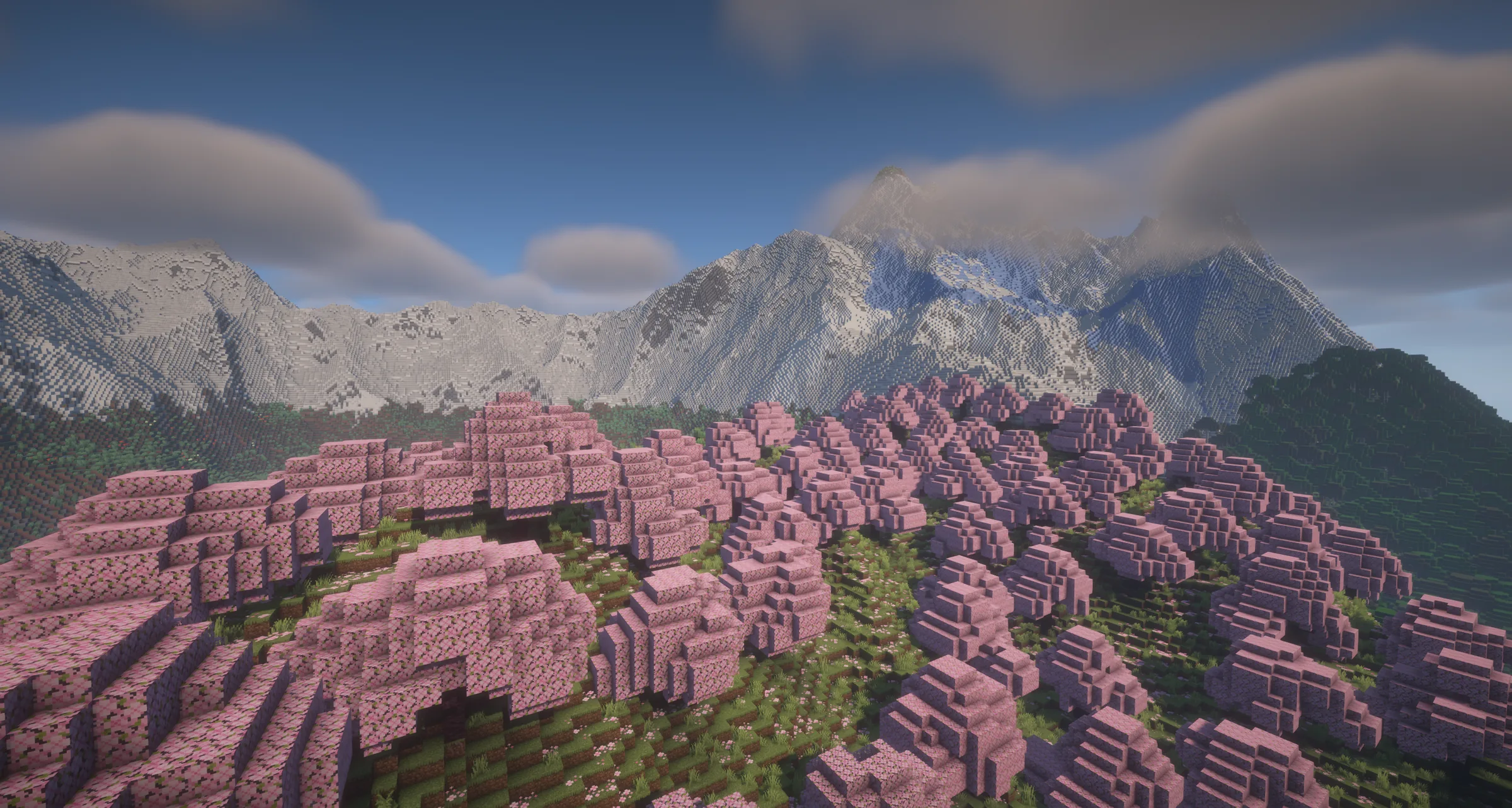 Bergige, mit Kirschblüten bewachsene Landschaft auf dem New Dominion Server